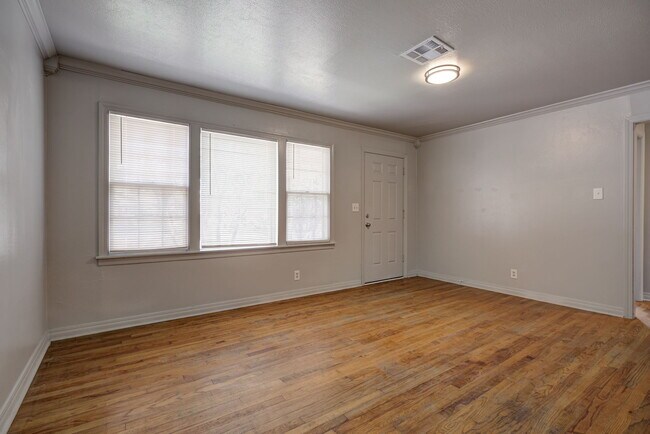 Building Photo - 910 Garver St