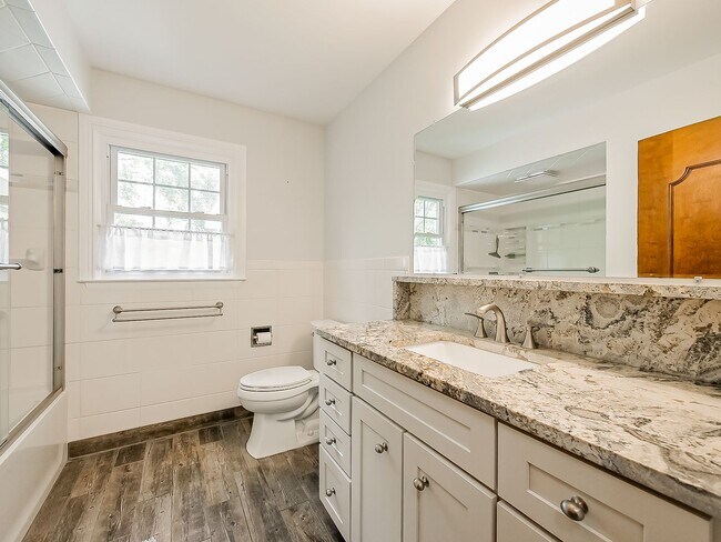 Building Photo - Your Private Retreat Just Minutes from Downtown South Lyon