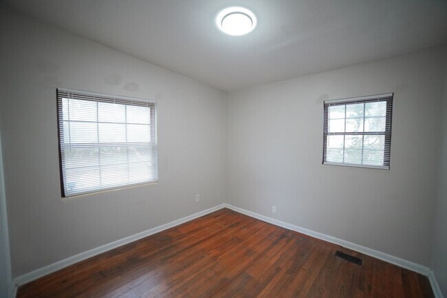 Building Photo - 2 Bed / 1 Bath HOME