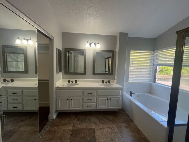 Building Photo - 4 Bedroom/2.5 Bath Home with Pool in Chino...