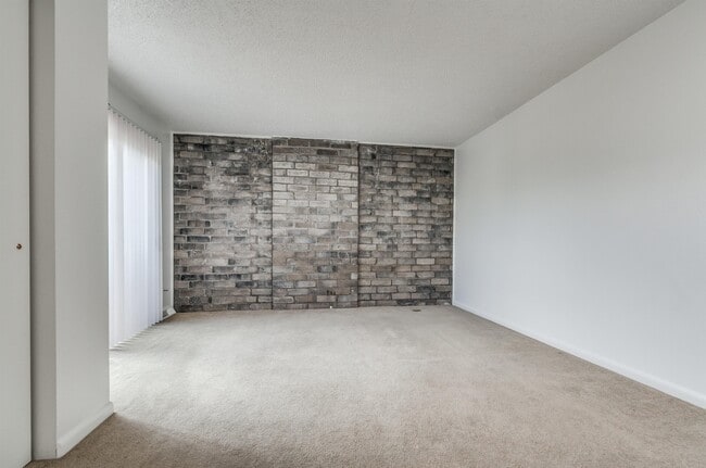 Building Photo - 1152 S Yosemite Way