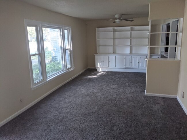 Building Photo - 3 Bed 2 Bath with Enclosed Patio, Fenced Yard, and Garage