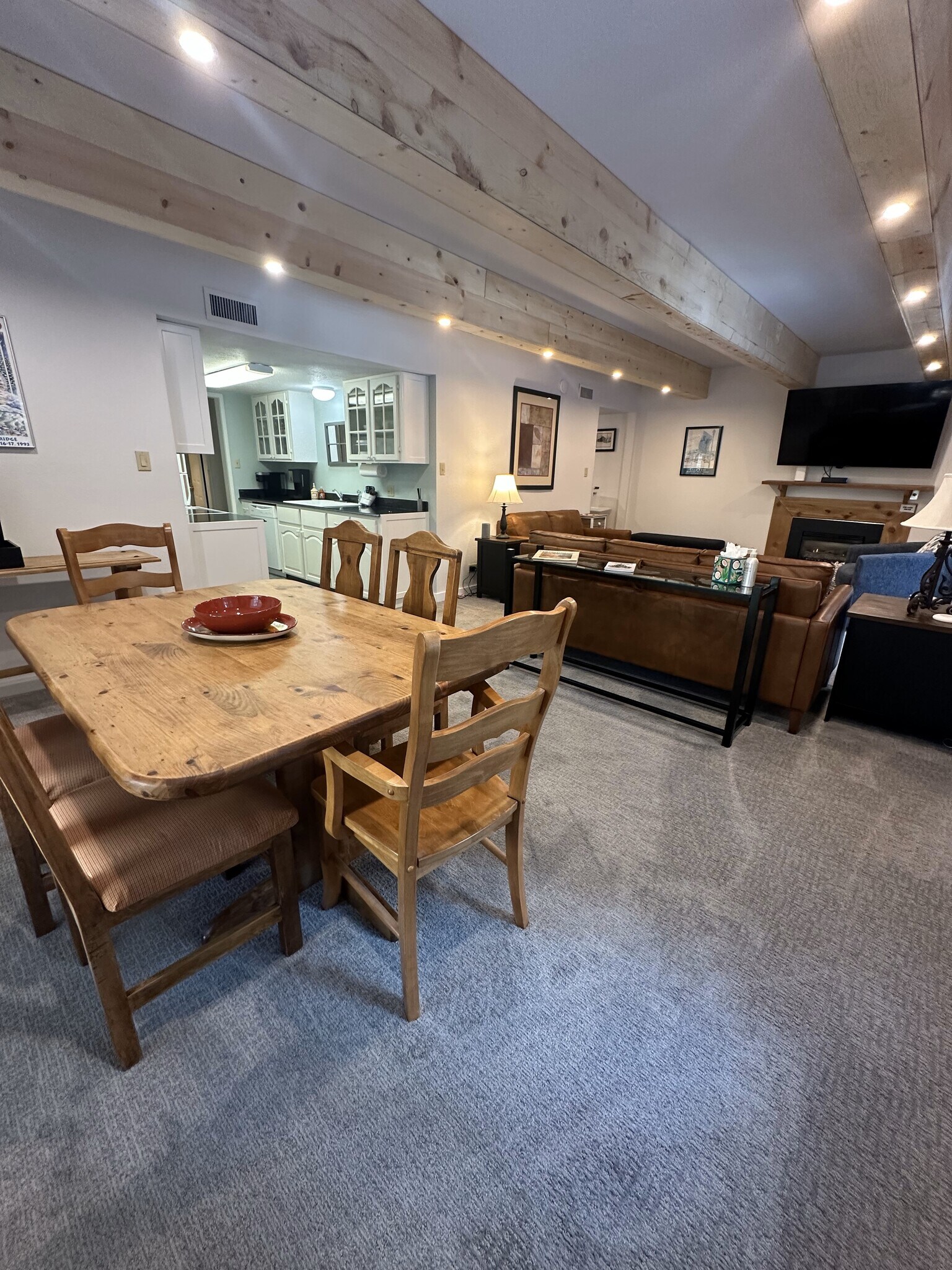 Building Photo - 700 Snowberry Ln