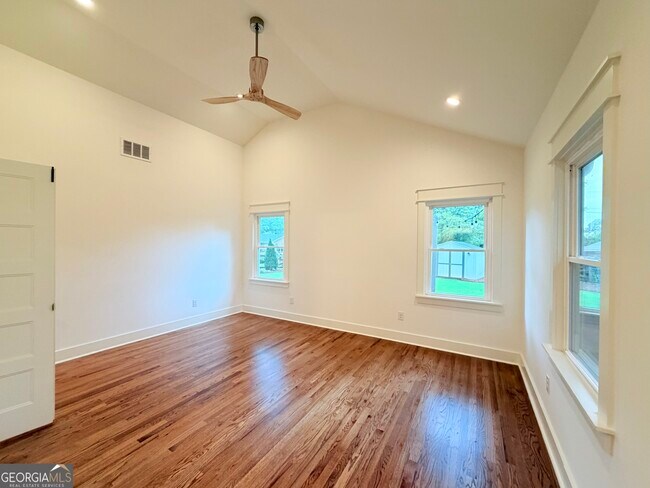 Building Photo - 3300 Ridgecrest Rd