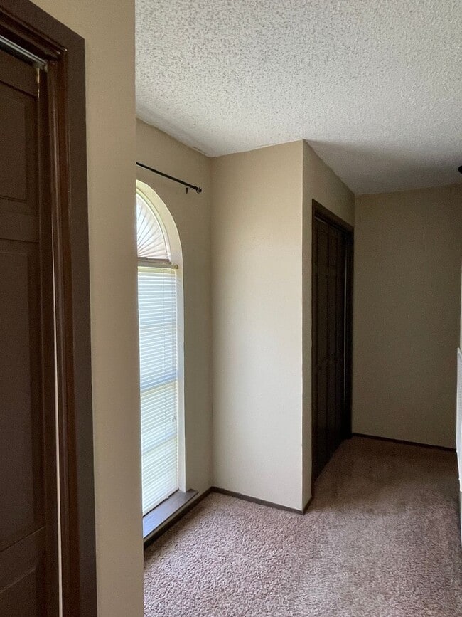 Building Photo - 4009 Eastridge Dr