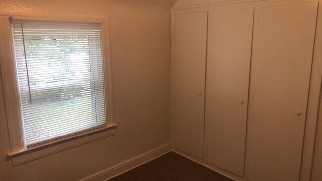Building Photo - 3861 Far Hills Ave