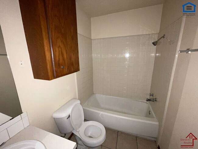 Building Photo - 1912 SW D Ave