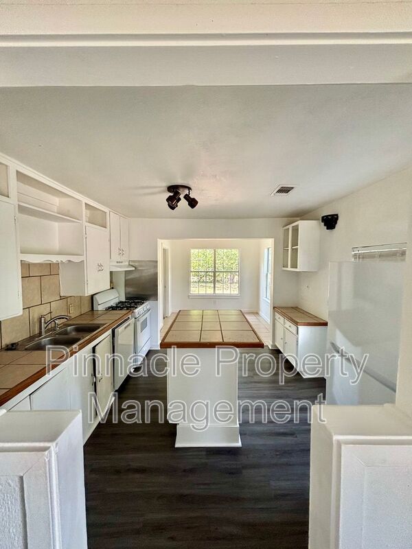 Building Photo - 1307 Bertha St