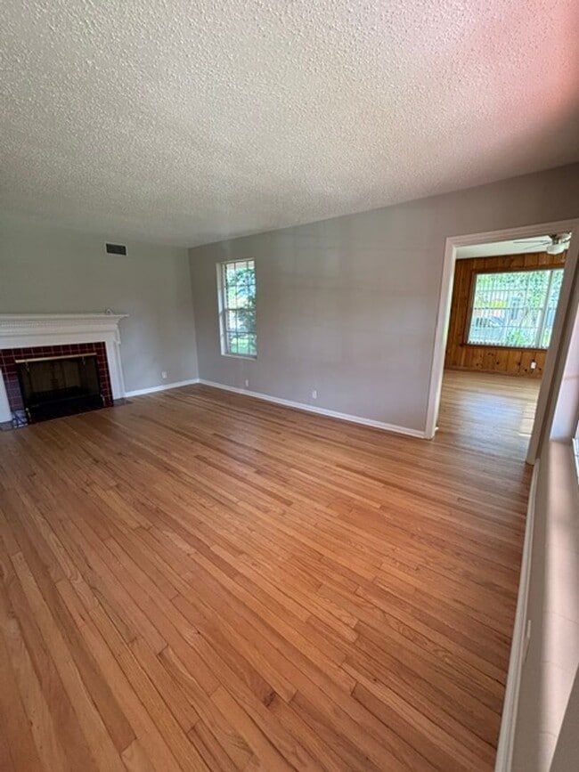 Building Photo - 3 bed 2 bath home in quiet neighborhood