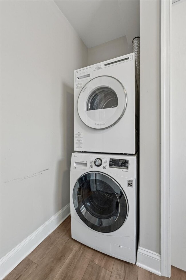 Building Photo - Updated 2BR Apartment in the Heart of West...