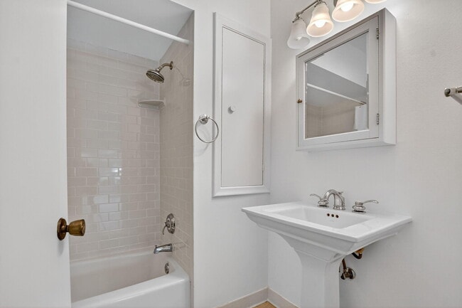 Building Photo - 708 Lago Rd