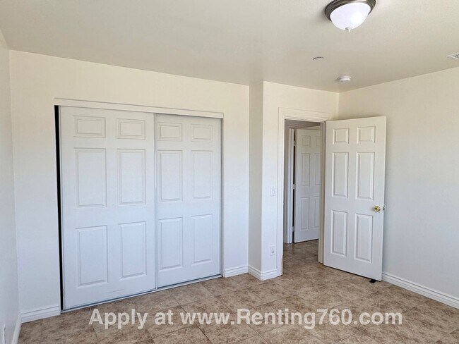 Building Photo - 3 Bed 2 Bath Home With Scenic Desert Views