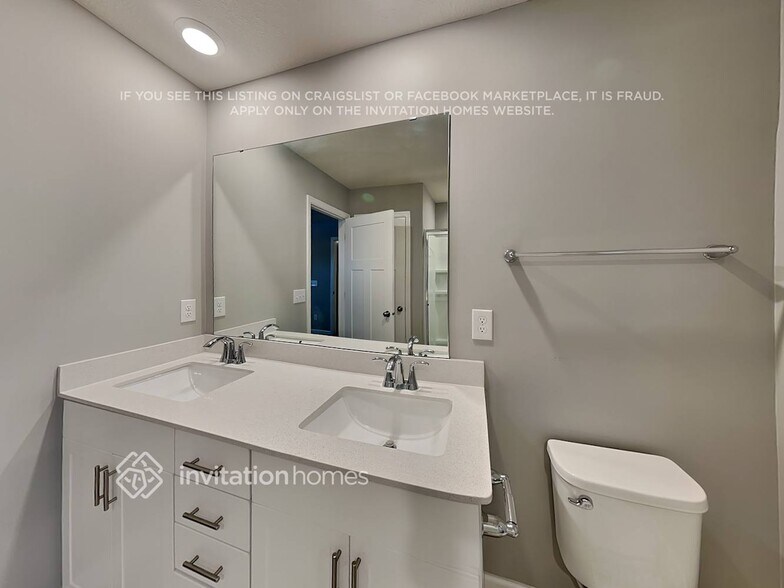 Building Photo - 10900 Everest Pl N