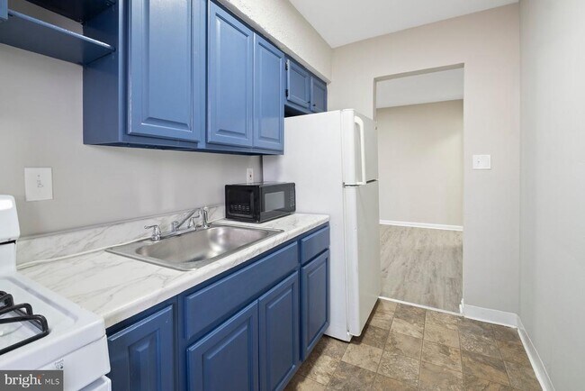 Building Photo - 883 Bellevue St SE