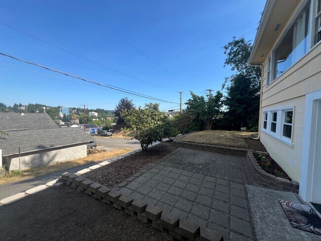 Building Photo - Furnished 1 Bedroom, 1 Bath including all ...