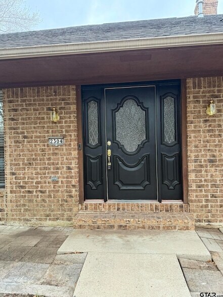 Building Photo - 2304 Deanna Ave