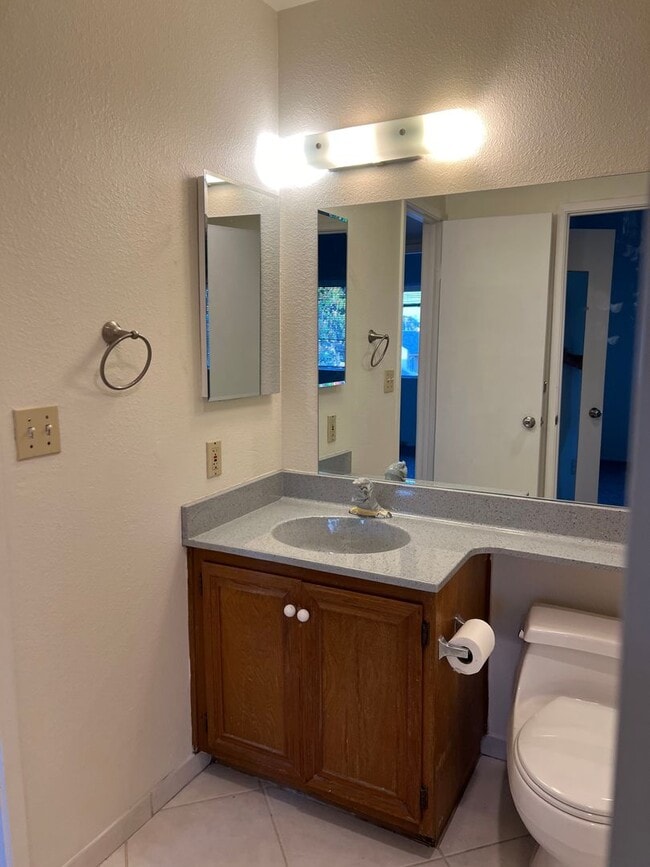 Building Photo - 3 bedroom 2 bath townhouse for rent