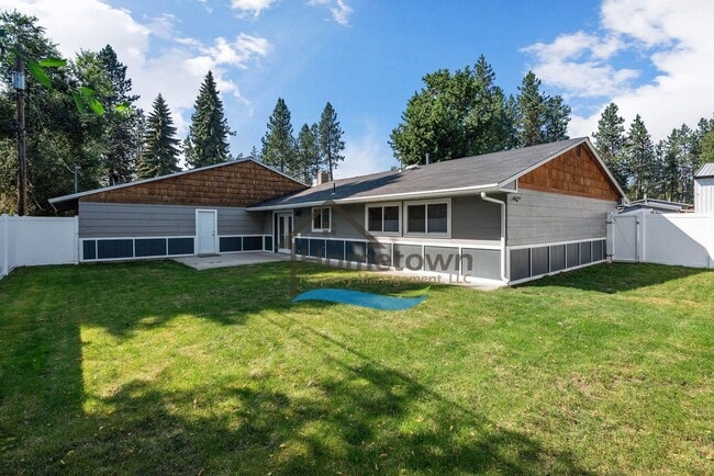 Building Photo - 3 Bedroom Home with Attached 3-Bay Garage ...