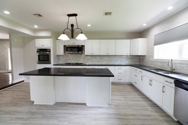 Building Photo - 12015 Cottonwood Ln