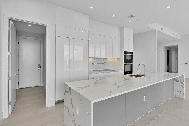 Building Photo - 220 Lake Shore Dr