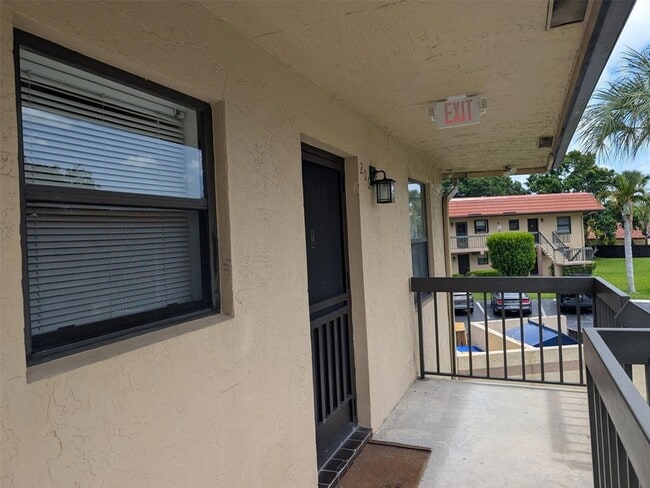 Building Photo - 21915 Lake Forest Cir