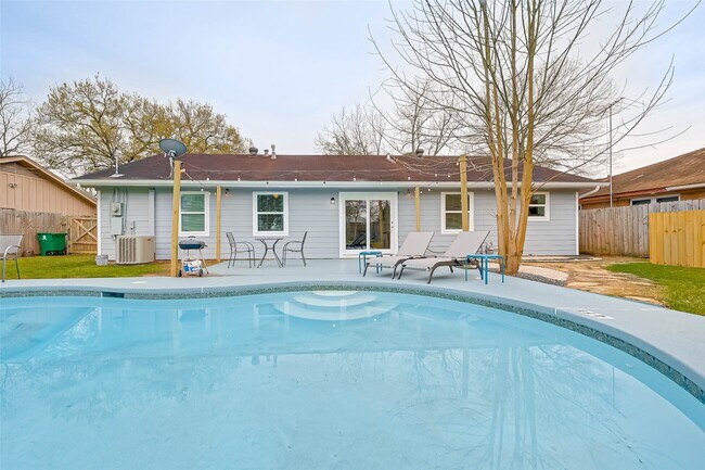 Building Photo - 5330 Hialeah Dr