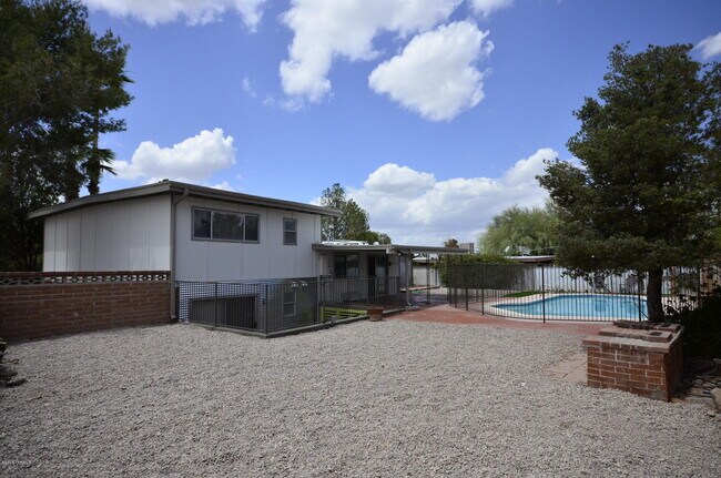 Building Photo - 614 N Medford Dr