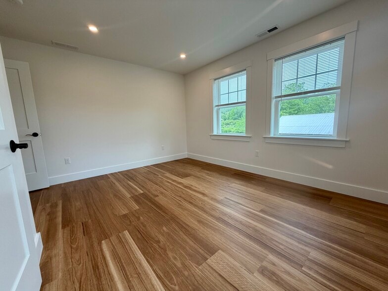 Building Photo - 122 S Silver Ln