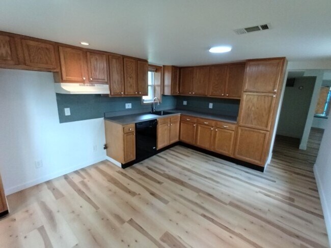Building Photo - 2044 Garrick Ave