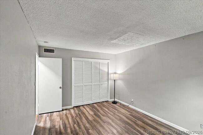 Building Photo - 2110 NE 39th St