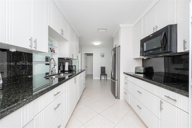 Building Photo - 810 S Rainbow Dr