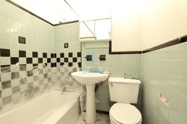 Building Photo - 655 Parkside Ave