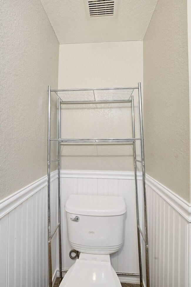 Building Photo - 5 bedroom, 3 1/2 bath, home with two master suites and 2 car garage.