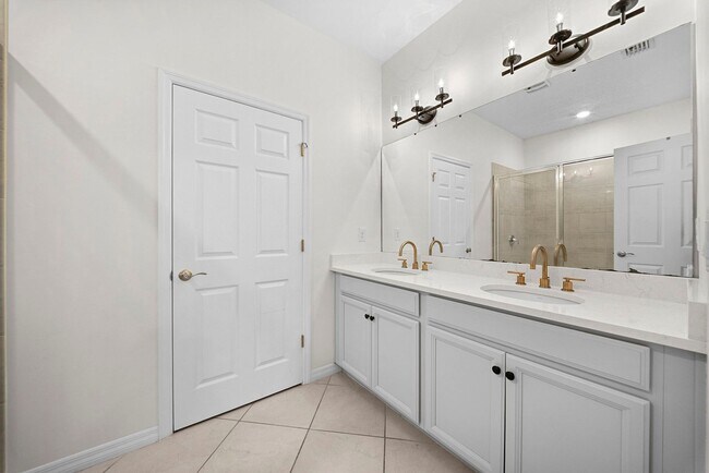 Building Photo - Georgous 3 bedrooms 2 bathroom Villa in Linsford Fort Myers