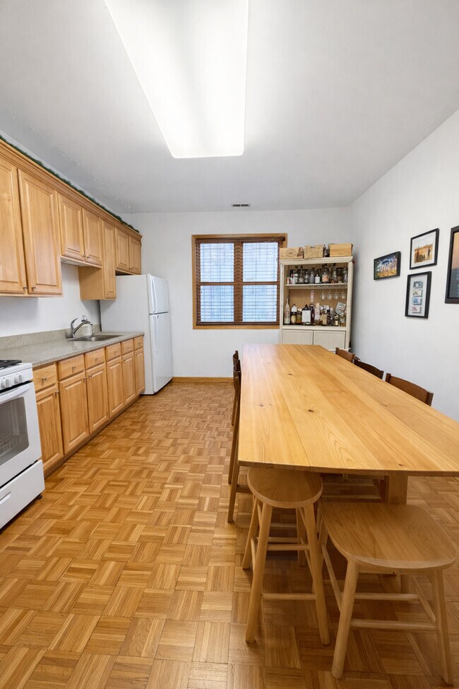 Building Photo - 4233 N Kenmore Ave