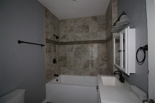 Building Photo - 418 3rd St