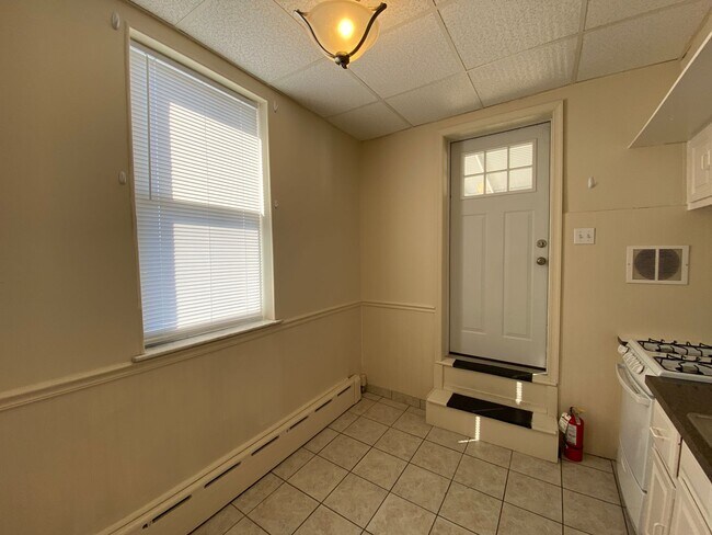 Building Photo - 2550 S Bancroft St