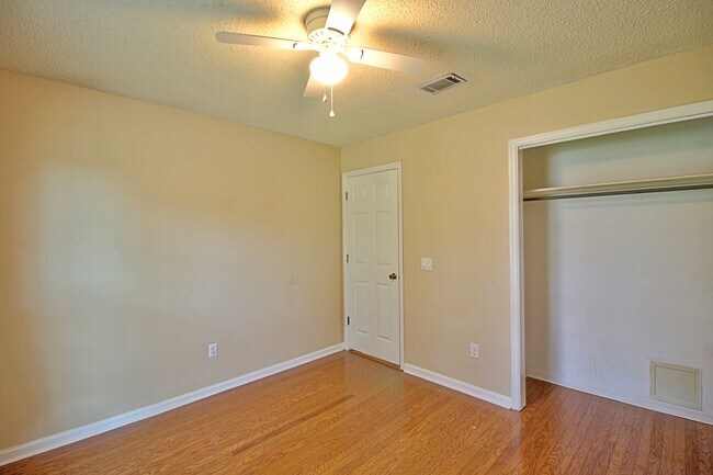 Building Photo - 948 Wedgewood Way