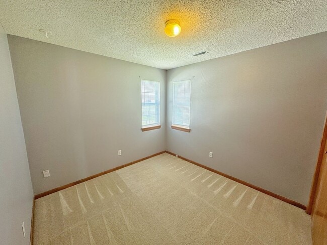 Building Photo - Comfortable Living