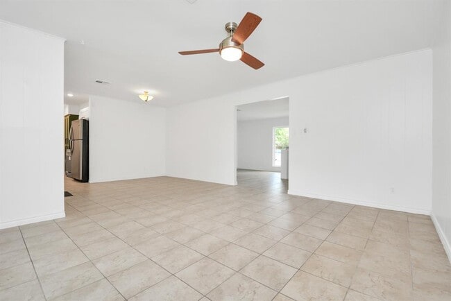 Building Photo - 10951 Shadow Wood Dr