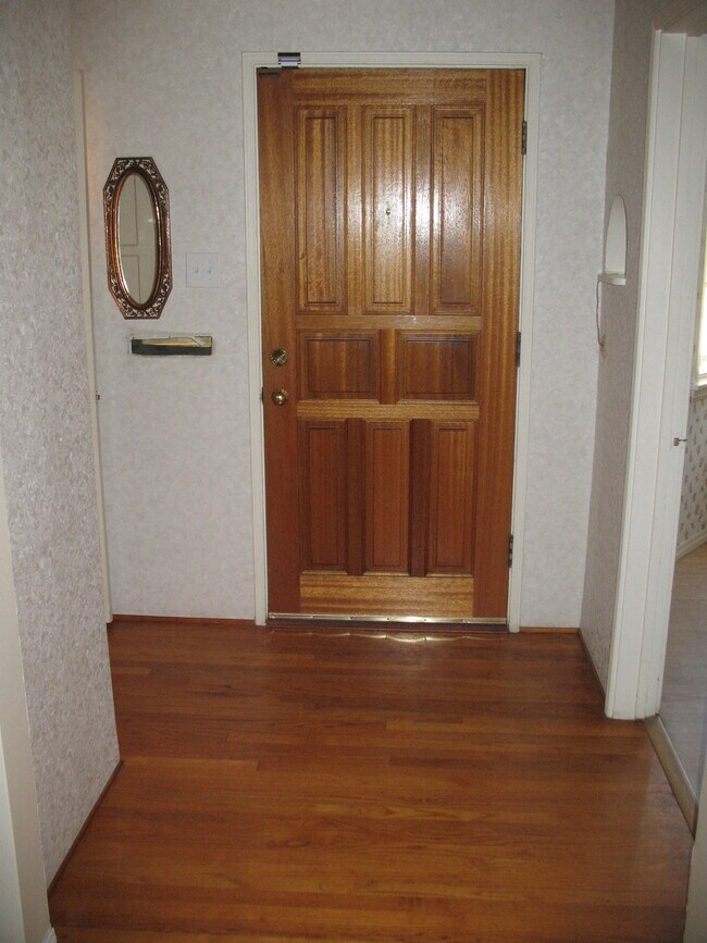 Entry ante-room to house - 3121 W Wyoming Ave