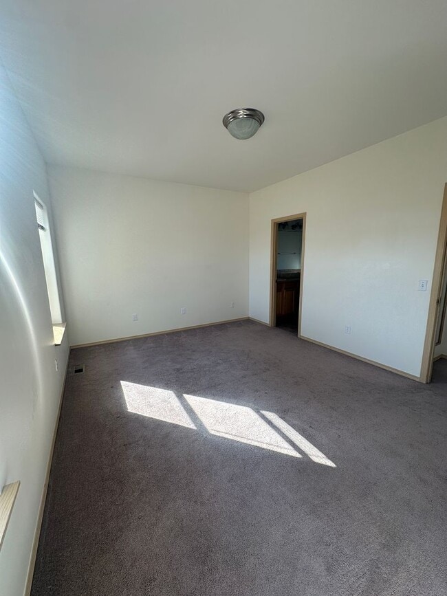 Building Photo - 5 Bedroom Home! Available now.