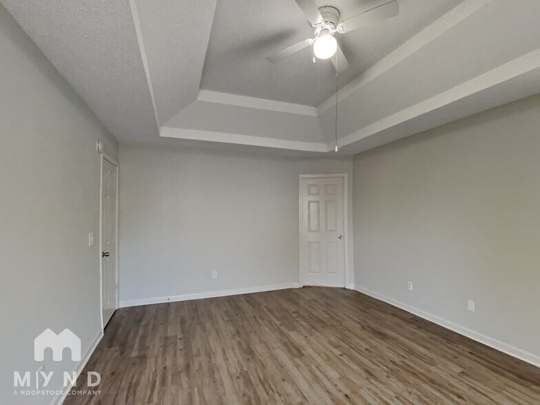 Building Photo - 1128 Village Oaks