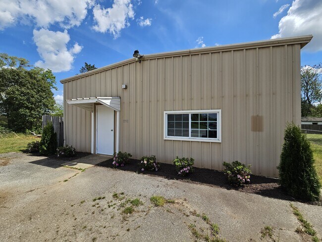 Building Photo - 1198 Holly Springs Rd