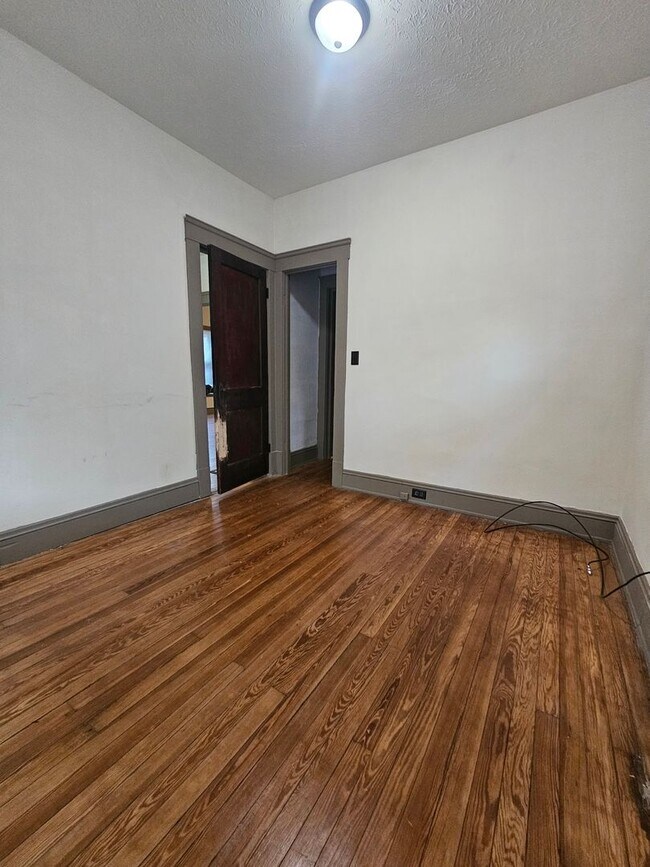 Building Photo - 3913 Henritze Ave