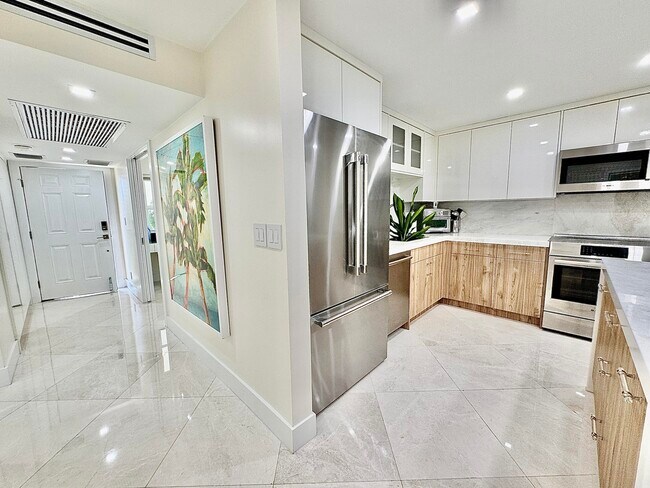 Building Photo - 2871 N Ocean Blvd