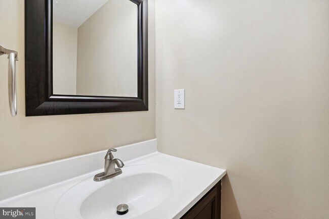 Building Photo - 7706 Hickory Glen Way