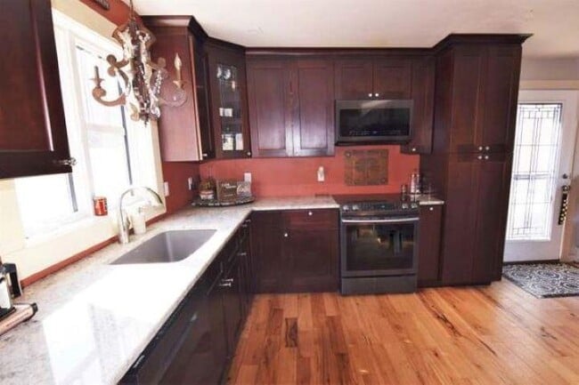 Building Photo - 162 Lower Main St