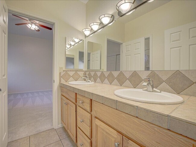 Building Photo - 4 Bedroom 4 Bathroom