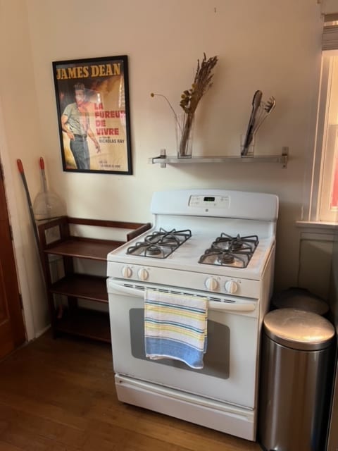 Kitchen facing stove - 928 Marco Pl
